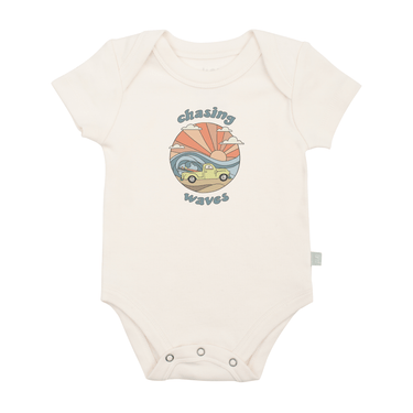 Graphic bodysuit "Chasing Waves" for babies, featuring a playful design and short sleeves. Perfect for stylish comfort.
