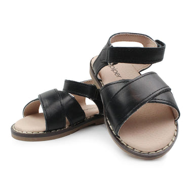 Black classic sandals for babies, stylish and comfortable footwear for little ones.