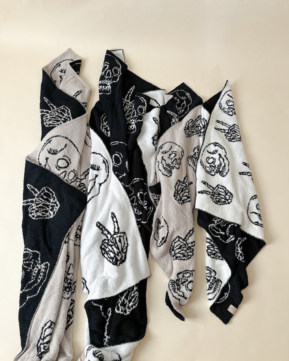 Skull & Peace Signs | Plush Blanket - MOOGCO Baby