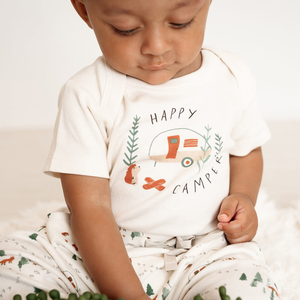 Happy Camper graphic bodysuit for babies, short sleeve, perfect for playful adventures.