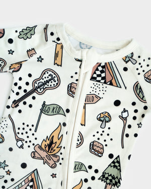 Camp Hugga Zipper Lounger for babies, cozy loungewear in a stylish design, shown from angle 4.