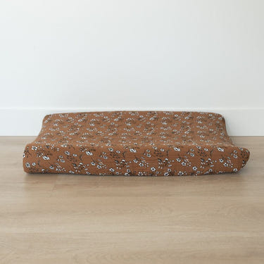 Vintage floral muslin changing pad cover for babies, perfect for stylish and comfortable diaper changes.
