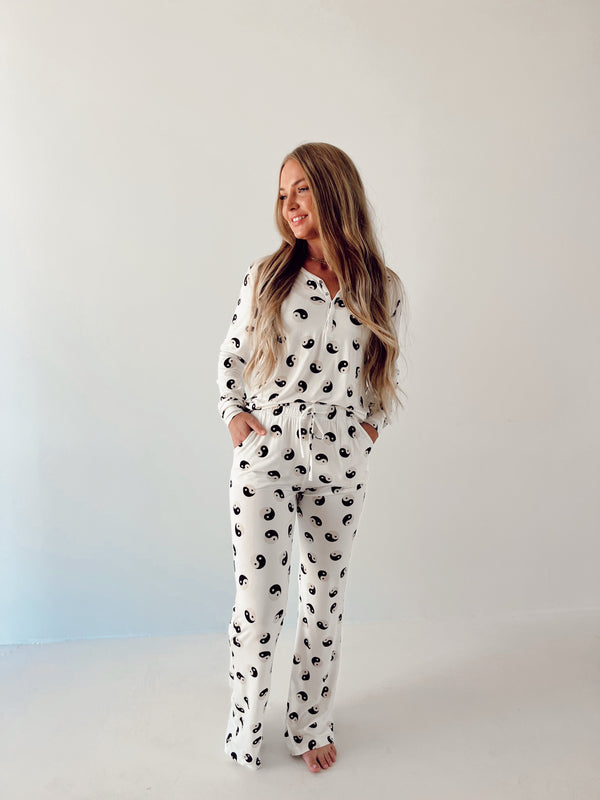 Women's Long Sleeve Bamboo Pajama | Black & White Yin Yang