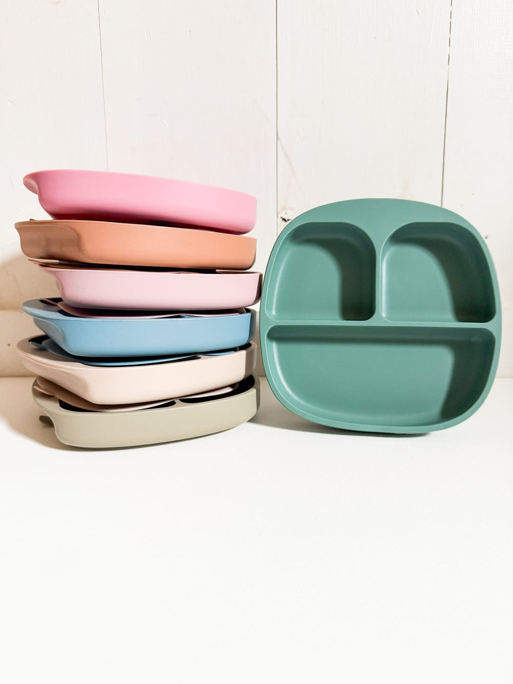 Silicone baby plates in vibrant colors, perfect for mealtime and easy to clean. Safe and durable for little ones.