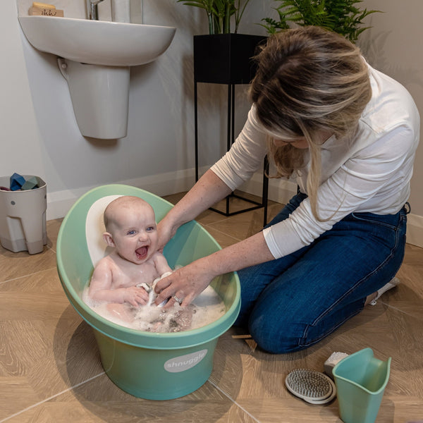 Shnuggle Baby Bath Essentials Bundle | Newborn Baby Bath with Support, Rinse Jug, Toy Boats & Ellie Bath Toy Scoop - Taupe