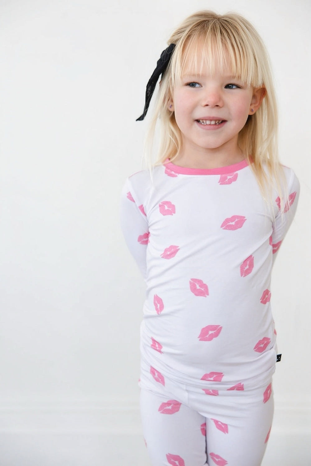 Kisses bedding set for babies, featuring soft fabrics for a cozy sleep environment.