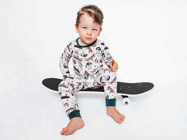 Skater Boy bedding set for babies, featuring playful skateboarding designs for a cozy sleep environment.