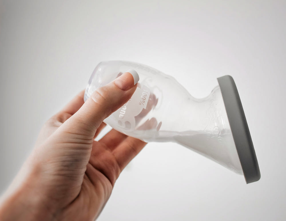 Haakaa Gen 1 Silicone Pump with Lid - Manual Breast Pump for breastfeeding moms.