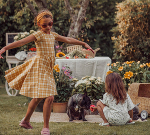 Classic sustainable sunglasses for kids aged 3-8, bendable, polarized, and plant-based. Angle 6 view.