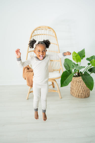 Gray two piece set for babies, featuring a stylish and comfortable design. Perfect for everyday wear.