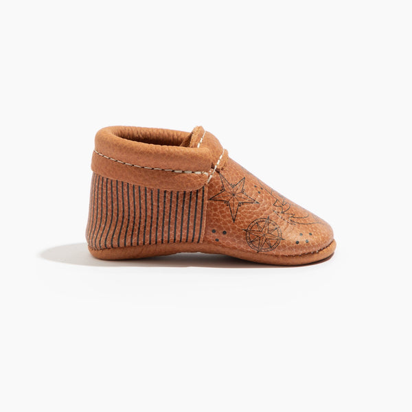 I Heart Dad City Baby Shoe in Angle 3, stylish and comfortable city mocc for infants.