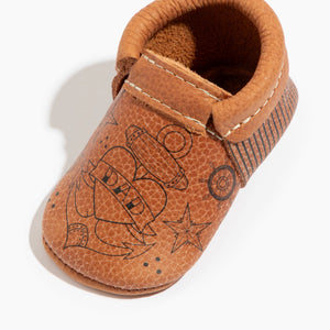 I Heart Dad City Baby Shoe in Angle 2, stylish and comfy city mocc for infants. Perfect for little feet!