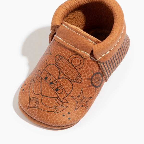I Heart Dad City Baby Shoe in Angle 2, stylish and comfy city mocc for infants. Perfect for little feet!