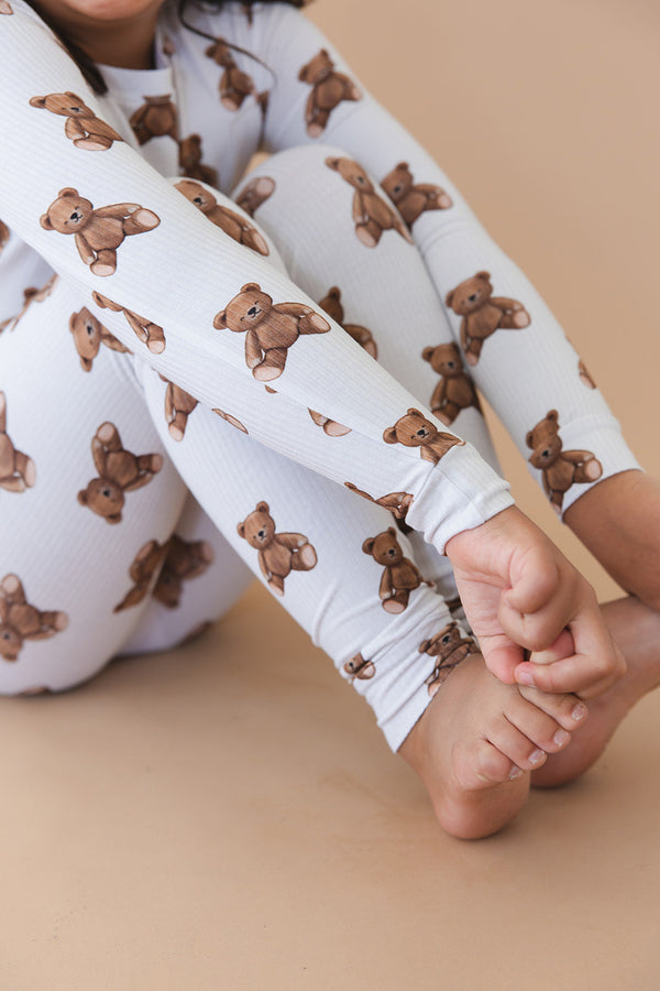 Cozy bear long sleeve sleepsuit set for babies, perfect for comfy nights and playful days.