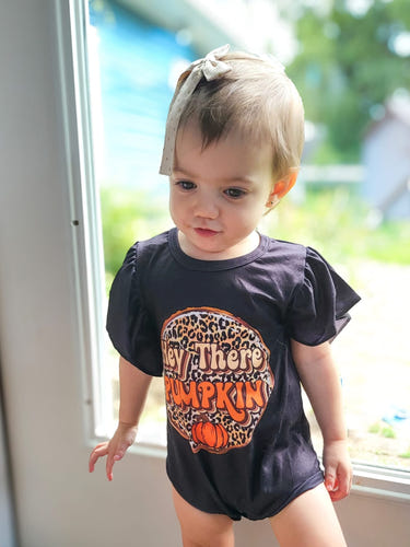 "Hey There Pumpkin Flutter Leo bodysuit for babies, featuring a cute pumpkin design and soft fabric."
