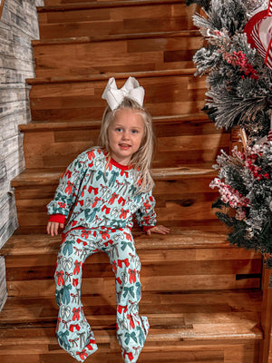 Christmas bows lounge set for babies, featuring a cozy two-piece design in a festive angle view.
