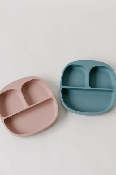 Silicone baby plates in vibrant colors, perfect for mealtime and easy to clean. Safe and durable for little ones.