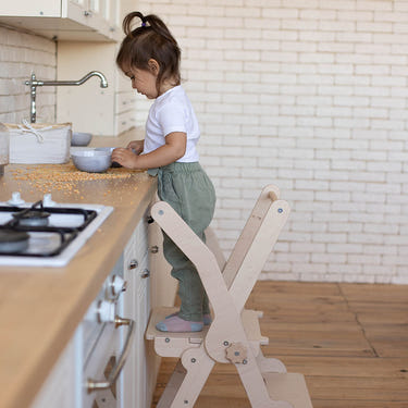 Foldable Kitchen Tower for toddlers, promoting safe cooking and learning in the kitchen. Compact and easy to store.