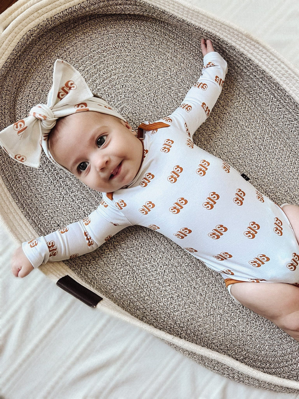 SIS short sleeve bodysuit for babies, soft and comfortable, perfect for everyday wear.