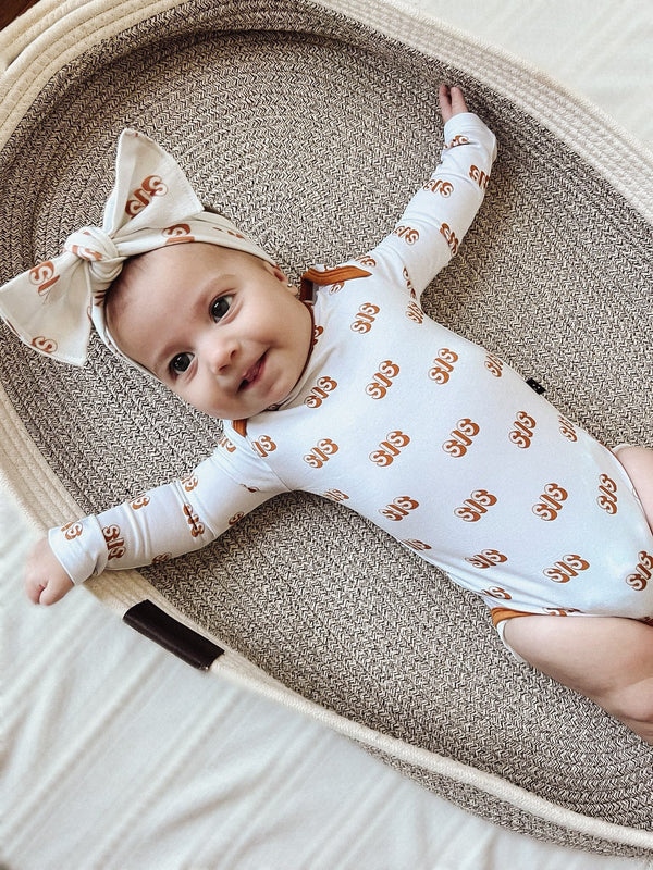 SIS short sleeve bodysuit for babies, angle view showcasing soft fabric and cute design. Perfect for everyday wear.