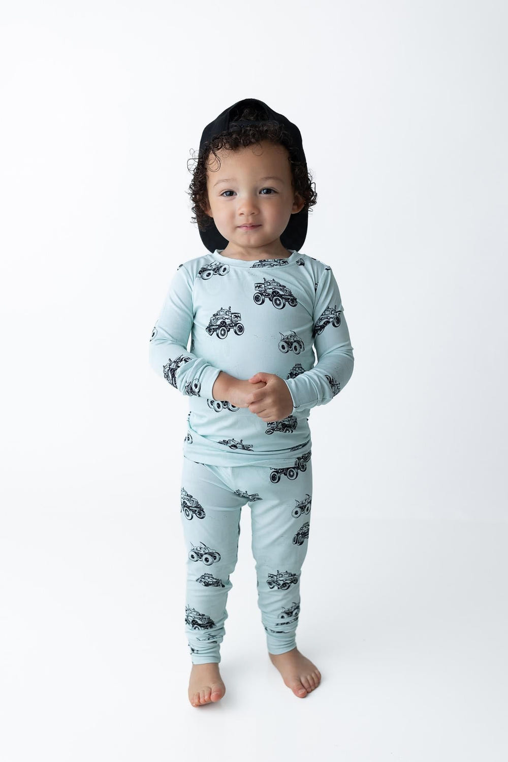 "Monster Truck bedding set for babies, featuring colorful trucks and playful designs for a fun sleep environment."