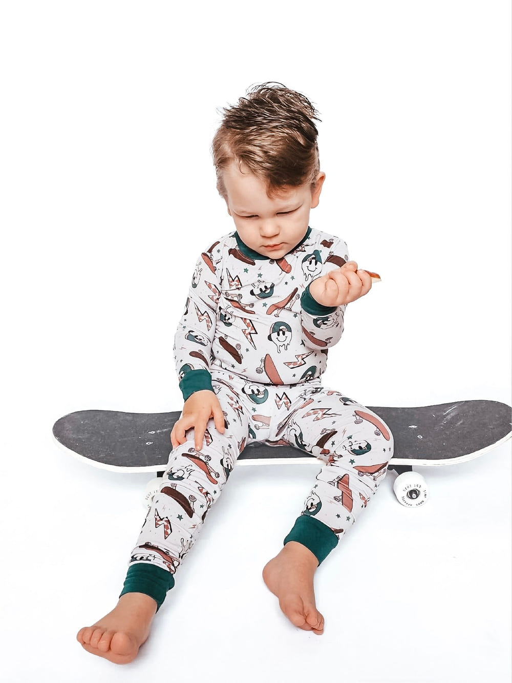 Skater Boy bedding set for babies, featuring playful skateboarding designs for a cozy sleep environment.