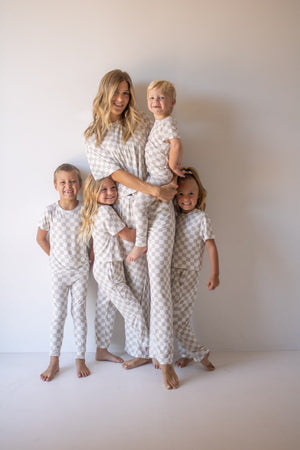 Bamboo two-piece checkerboard lounge set for babies, cozy pajamas in a stylish design.