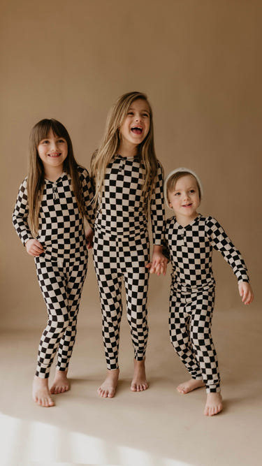 Bamboo two-piece pajamas in black checkerboard for babies, perfect for comfortable sleep.
