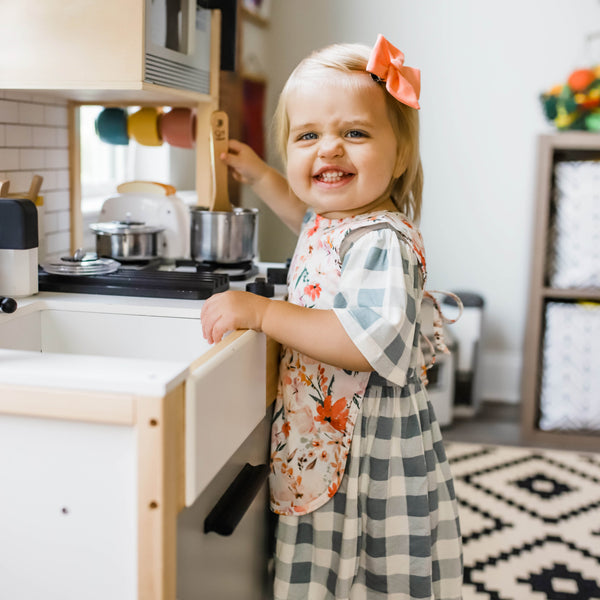 Peachy Dreams Bapron for babies, stylish and functional, shown at a 15-degree angle. Perfect for mealtime messes!