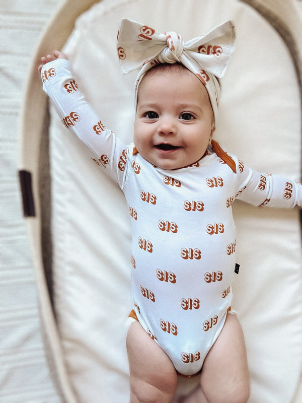 SIS short sleeve bodysuit for babies, soft and comfortable, perfect for everyday wear.