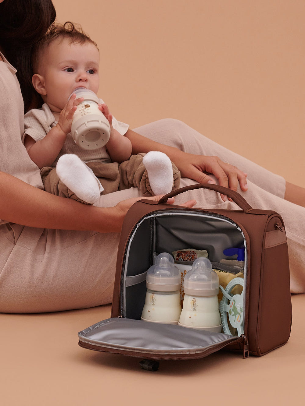 Insulated Espresso Bottle Bag for babies, perfect for keeping milk warm on the go.