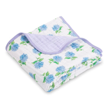 Cotton muslin hydrangea quilt for babies, soft and breathable, perfect for cozy naps and stylish nursery decor.
