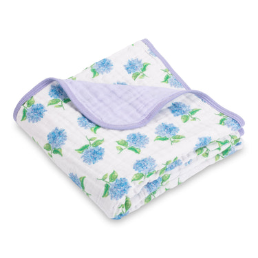 Cotton muslin hydrangea quilt for babies, soft and breathable, perfect for cozy naps and stylish nursery decor.