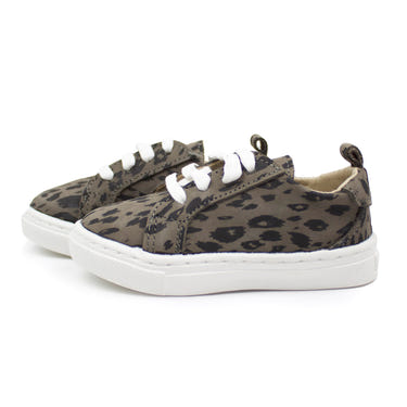 Grey leopard low top sneakers for babies, stylish and comfortable footwear for little ones.