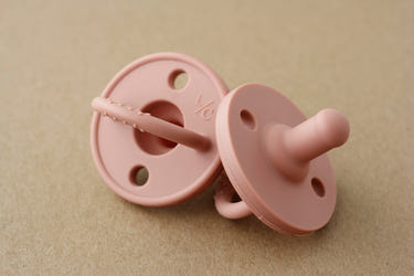 Rose silicone pacifier for babies, soft and safe for soothing comfort. Ideal for infants and toddlers.