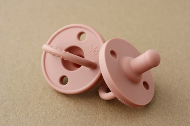 Rose silicone pacifier for babies, soft and safe for soothing comfort. Ideal for infants and toddlers.