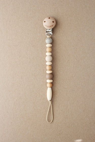 Pacifier Clip Omar in Ash color, stylish and functional for keeping pacifiers close to your baby.