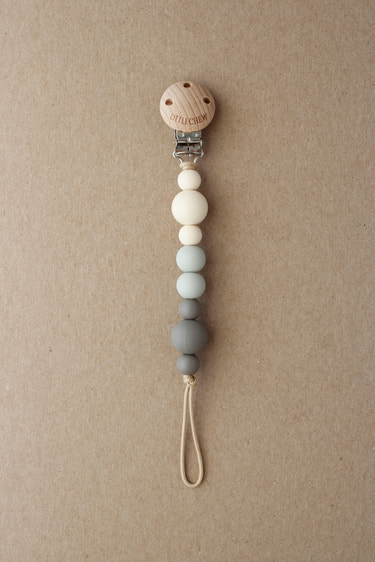 Pacifier Clip - Kira in Onyx, stylish and functional accessory for keeping pacifiers close to your baby.