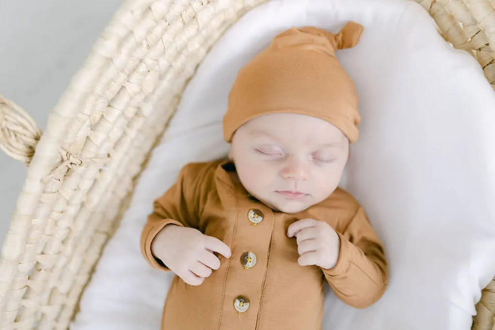 Knotted baby gown and hat set in camel brown for newborns up to 3 months. Soft, stylish, and comfortable.