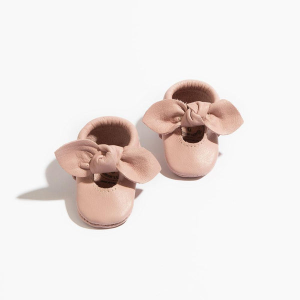 Newborn blush knotted bow baby shoe, soft mocc for stylish infant footwear.