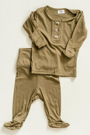 Newborn boy outfit set in army green, perfect for coming home. Stylish onesie for baby boys.