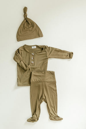 Newborn boy outfit set in army green, perfect for coming home; stylish onesie for baby boys.