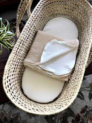 Organic cotton Moses basket with double gauze bedding set for babies, perfect for a cozy and safe sleep environment.