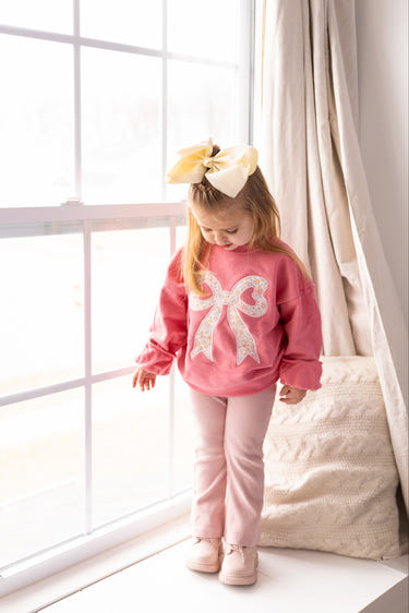 Applique floral bow crewneck sweatshirt for babies, stylish and cozy top for little ones.