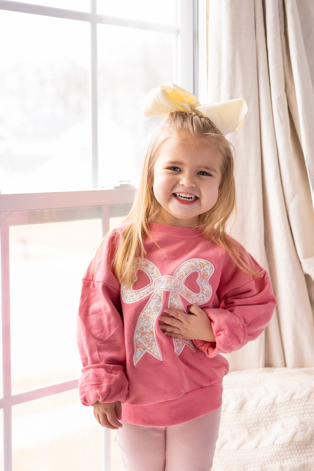 Applique floral bow crewneck sweatshirt for babies, stylish and cozy top for little ones.