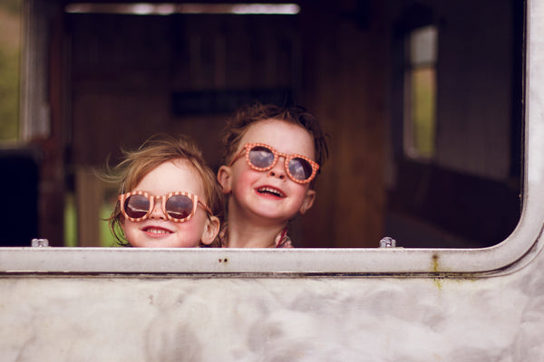 Classic sustainable sunglasses for kids aged 3-8, bendable, polarized, and made from plant-based materials.
