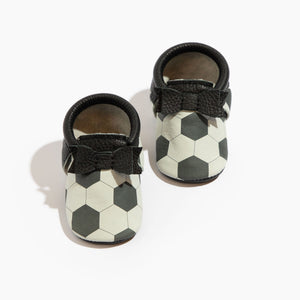 Playmaker Bow Baby Shoe in pink, stylish and comfortable bow moccasins for infants. Perfect for little feet!