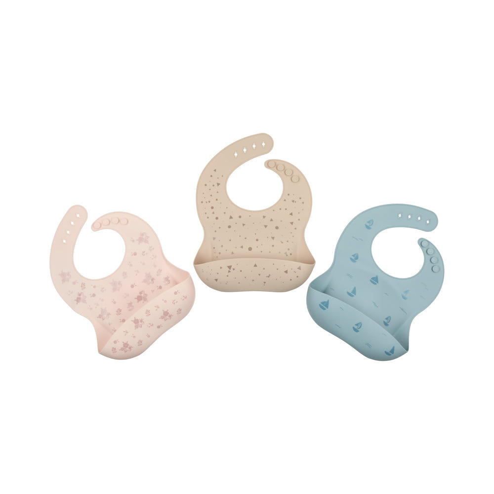 Blue sailboat silicone bib for babies, perfect for mealtime messes and easy cleaning.