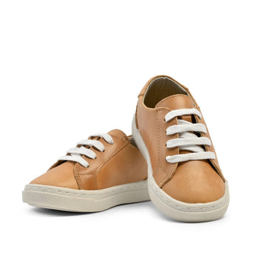 Natural low top sneakers for babies, featuring a stylish design and comfortable fit. Perfect for little feet!