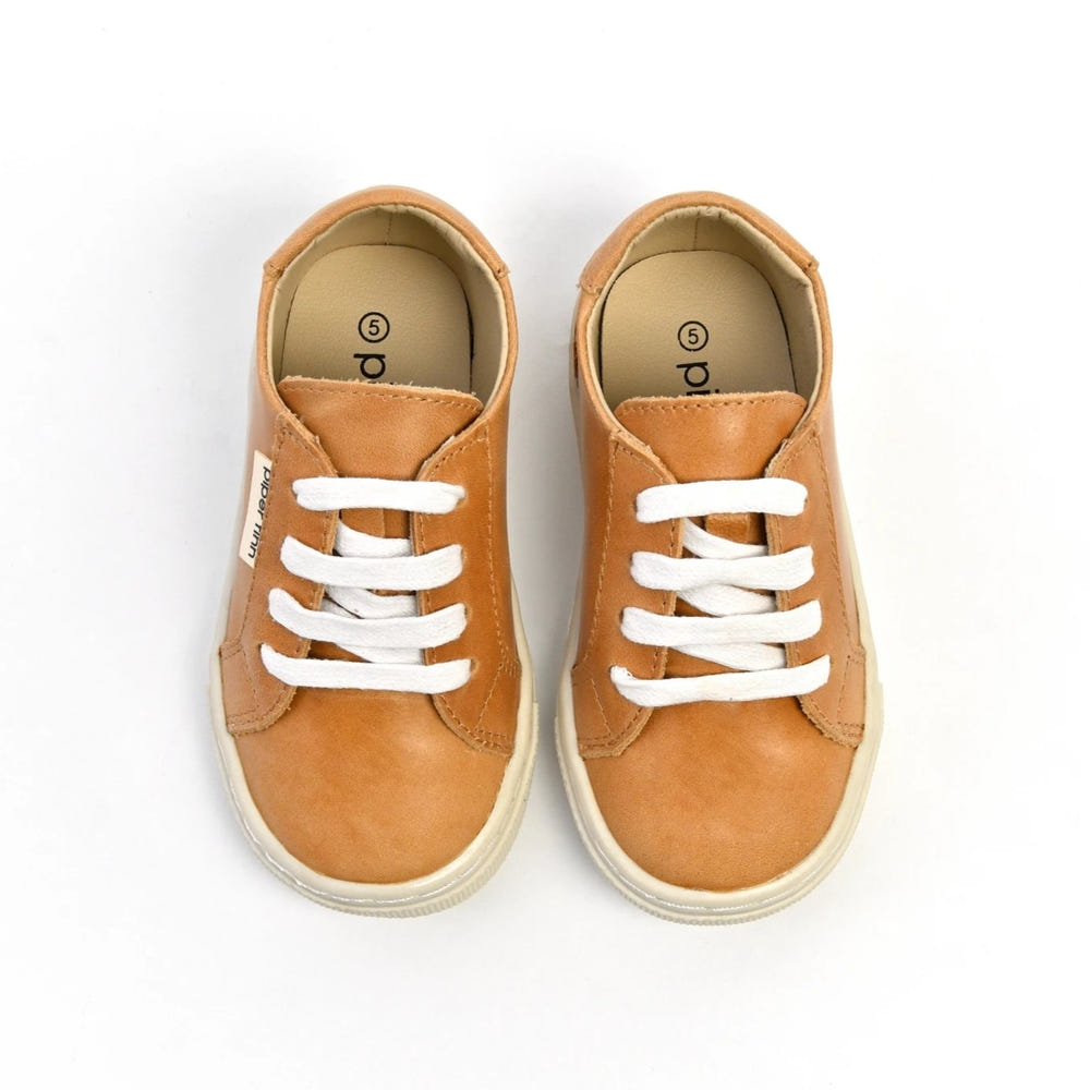 Natural low top sneakers for babies, featuring a stylish design and comfortable fit. Perfect for little feet!